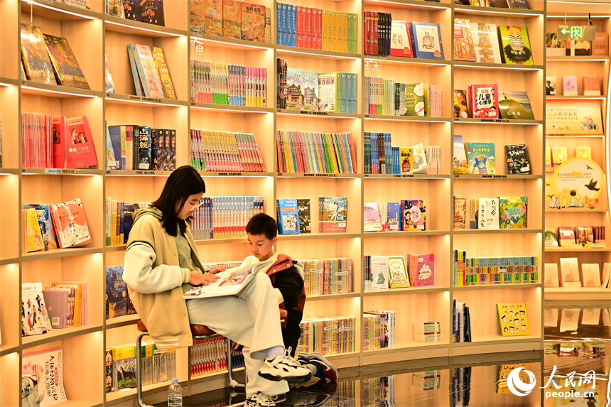 贛州市章貢區的一家書店，琳琅滿目的書籍吸引讀者前來瀏覽閱讀。人民網 朱海鵬攝