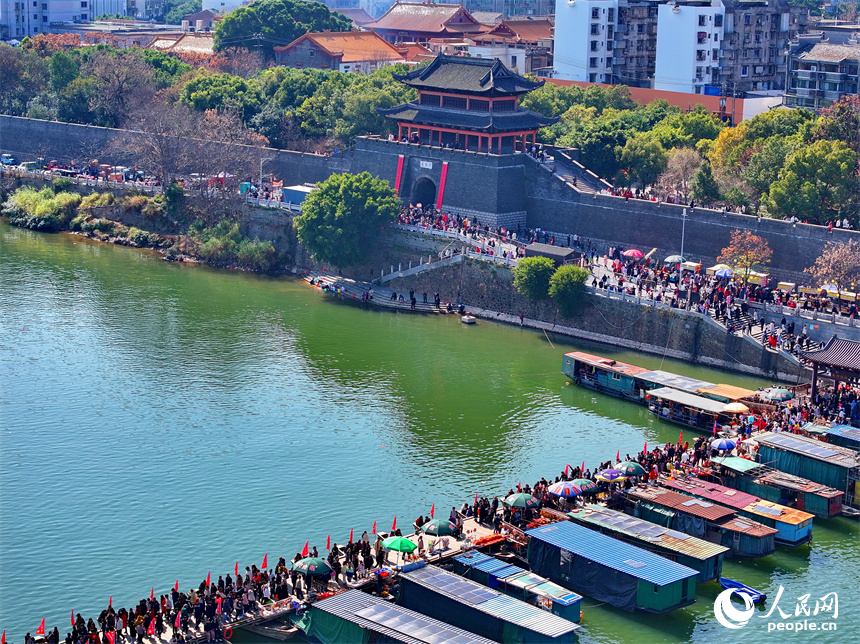 赣州市章贡区的赣州宋代古浮桥，许多游客前来参观游玩，体验其独特的历史文化魅力。人民网 朱海鹏摄