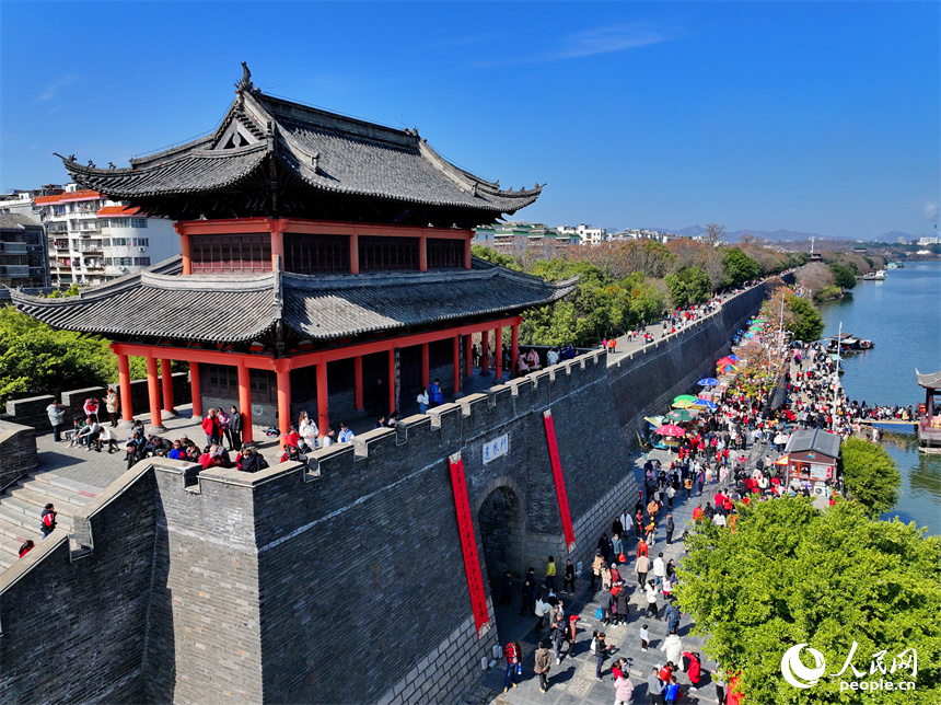 贛州市章貢區的贛州宋代古浮橋，許多游客前來參觀游玩，體驗其獨特的歷史文化魅力。人民網 朱海鵬攝