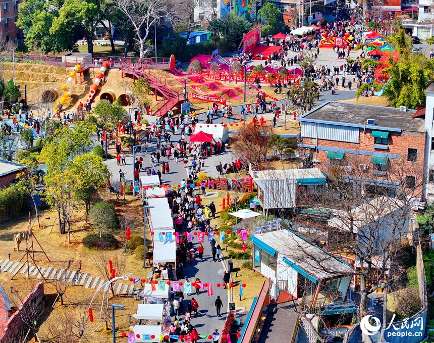 赣州市章贡区水东镇的一处乡村旅游景点，许多游客在游乐场开心玩耍。人民网 朱海鹏摄