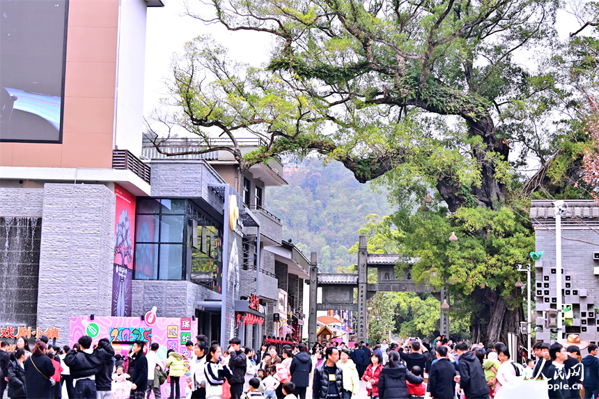 贛州市會昌縣戲劇小鎮，鱗次櫛比的古建筑與三江美景交相輝映，吸引眾多游客慕名前來游玩。人民網 朱海鵬攝