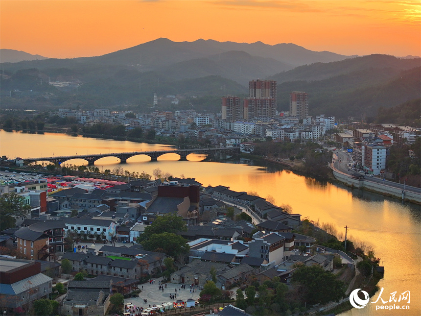 赣州市会昌县戏剧小镇，鳞次栉比的古建筑与三江美景交相辉映，吸引众多游客慕名前来游玩。人民网 朱海鹏摄