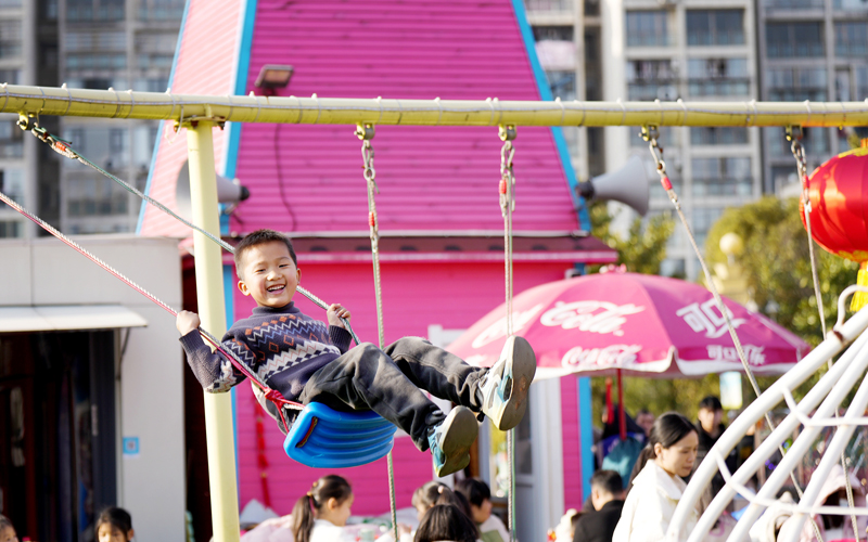 2月4日，市民在江西省宜春市上高县友谊广场运动乐园游玩。陈旗海摄