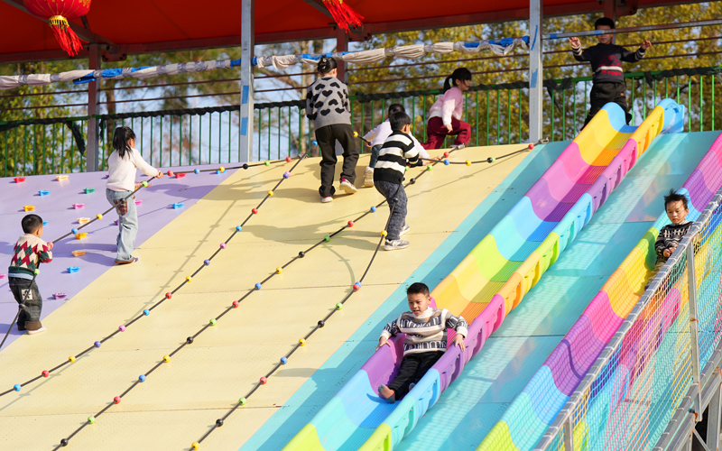 2月4日，市民在江西省宜春市上高县友谊广场运动乐园游玩。陈旗海摄