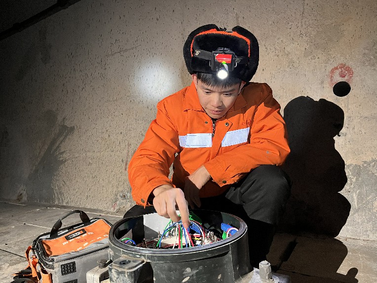 工作人員對軌道電路箱盒進行檢查。劉赫攝