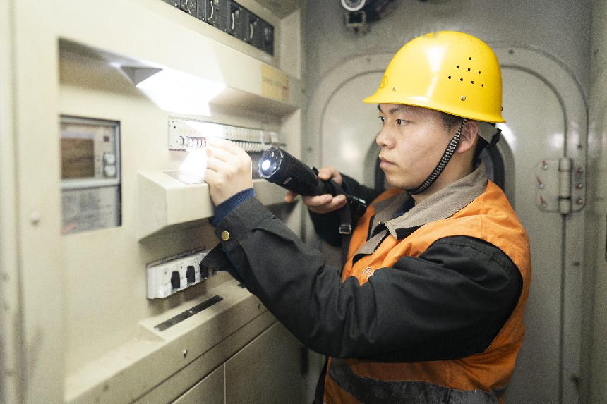 鷹潭機務段機車鉗工檢查電源開關狀態。楊柯攝