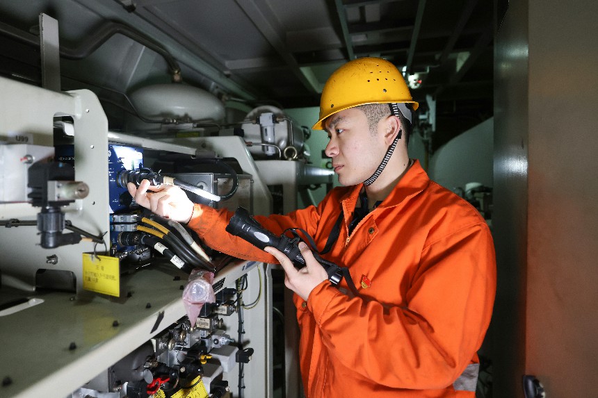 鷹潭機務段機車鉗工檢查制動櫃模塊接頭。楊柯攝