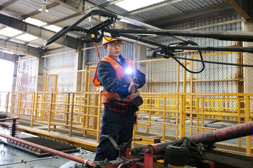 鷹潭機務段機車鉗工檢查制動櫃模塊接頭。楊柯攝