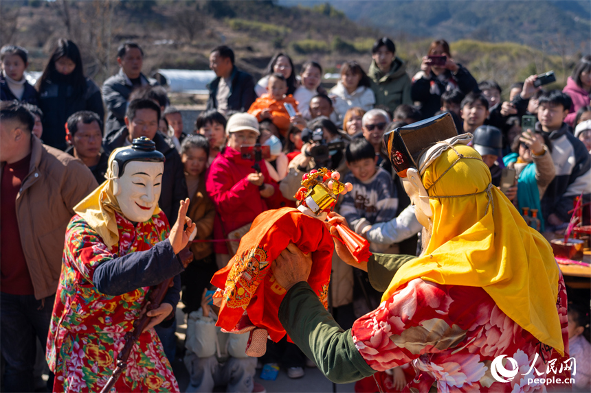 江西省南丰县三溪乡，傩班在广场上进行古朴又神秘的傩舞表演。人民网 龙楚良摄