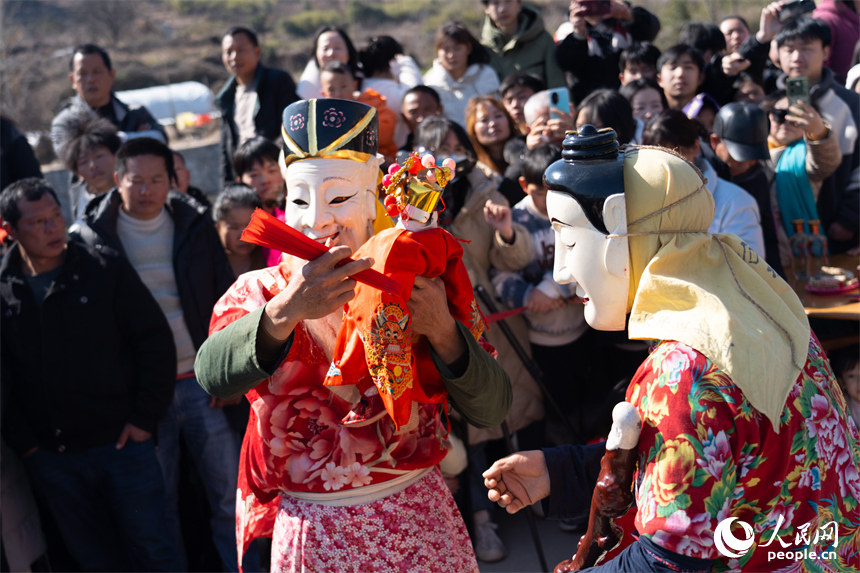 江西省南丰县三溪乡，傩班在广场上进行古朴又神秘的傩舞表演。人民网 龙楚良摄