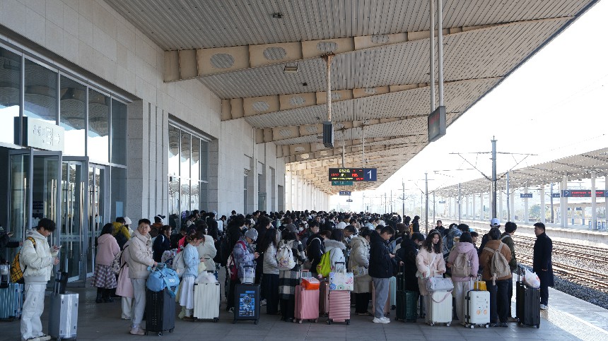 旅客正在有序排队候车。代建力摄