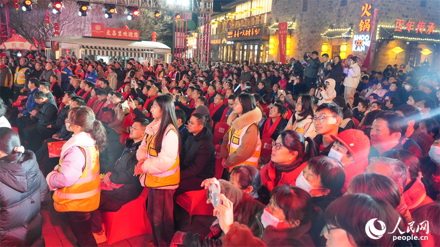 抚州市文昌里新时代文明实践广场，非遗节目展演吸引许多市民游客观看。人民网 孔文进摄