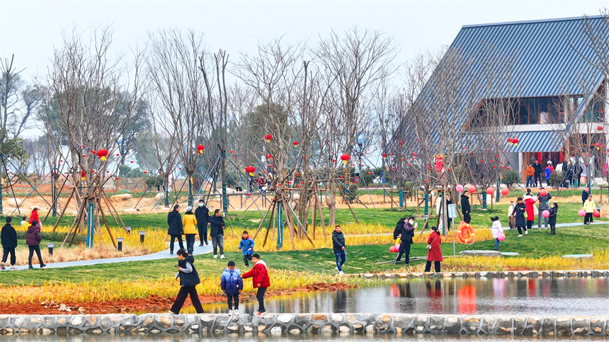 吉安市吉水县“金滩·十里画廊”生态廊道，前来踏青游玩的市民和游客络绎不绝。人民网 朱海鹏摄