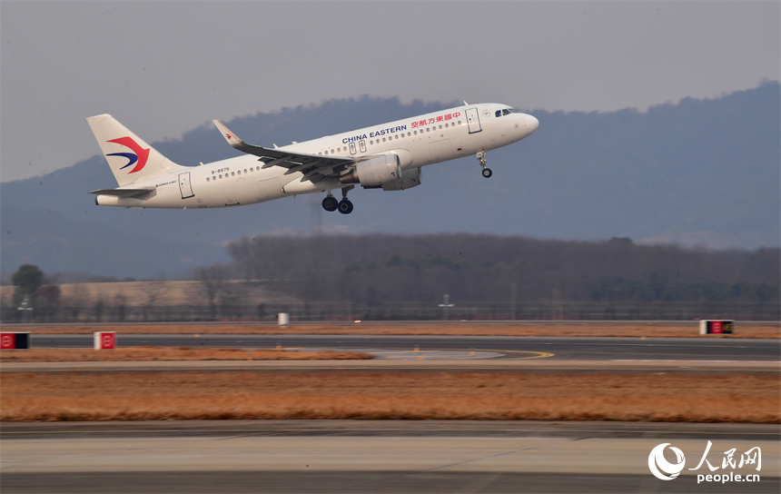 東航MU6061航班從南昌昌北國際機場起飛直飛日本大阪。人民網記者 時雨攝