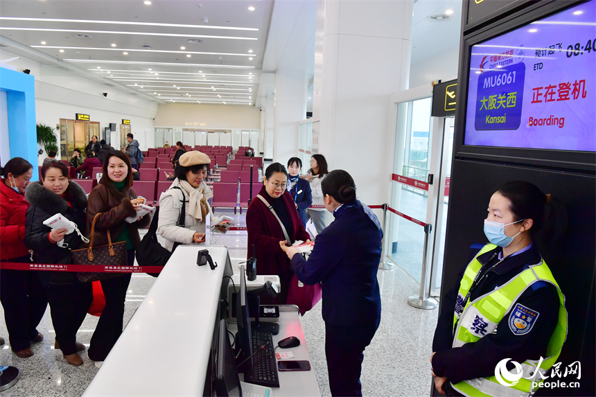 南昌至大阪往返直飛航線正式開通，旅客正在登機口登機。人民網記者 時雨攝