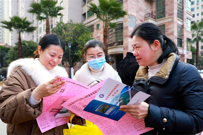 江西省吉安市吉水縣御龍灣小區，求職者正在查看就業信息。廖敏攝