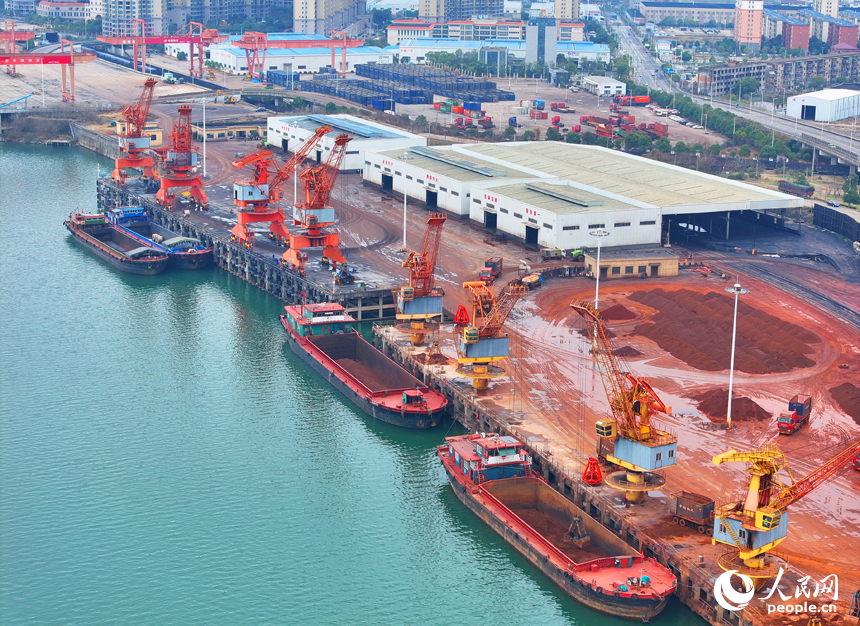 樟树市河东港区樟树港大码头，吊机在装卸建筑砂石。人民网 朱海鹏摄