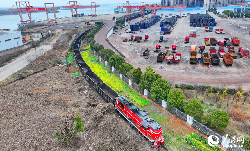 樟树市河东港区樟树港大码头，吊机在装卸建筑砂石。人民网 朱海鹏摄