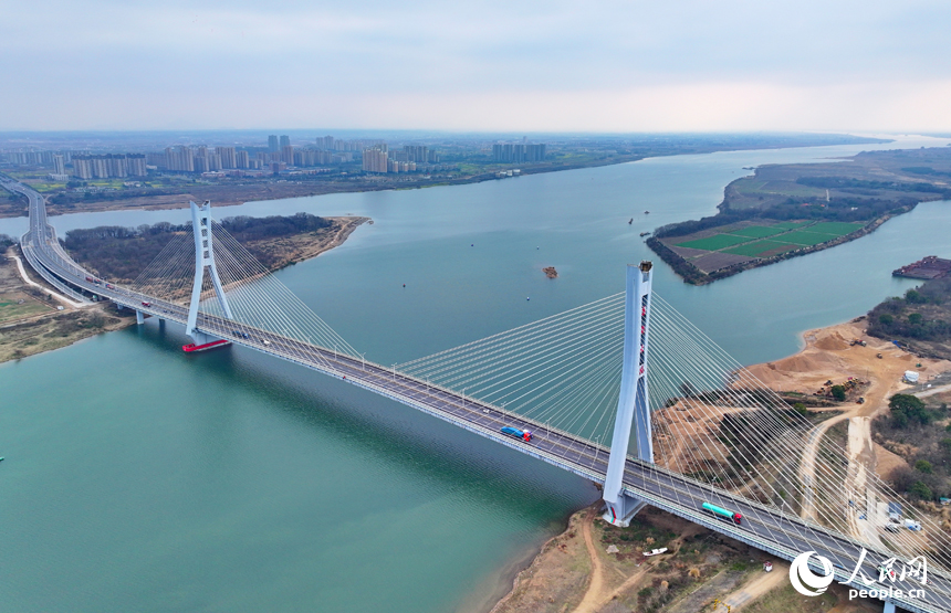 樟树市城乡的公路和大桥上，车辆往来疾驰。人民网 朱海鹏摄