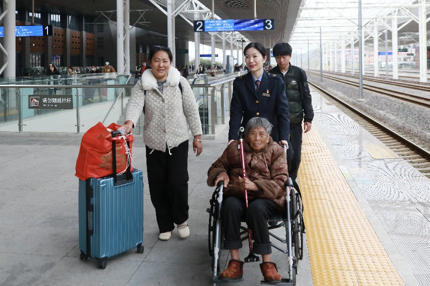 泉州站“海峽情·絲路緣”服務台客運員王思虹為重點旅客提供服務。陳明攝