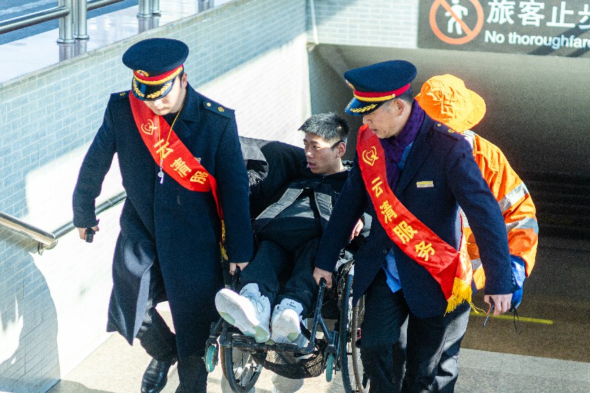 孔遠繁徒弟“雲清”服務隊隊員幫助困難旅客進站乘車，讓旅客出行體驗更美好。蔡紫妍攝