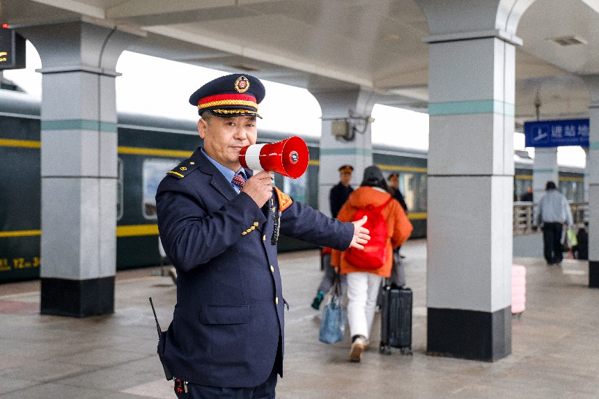 鷹潭站客運值班員孔遠繁在站台為旅客提供引導服務。蔡紫妍攝