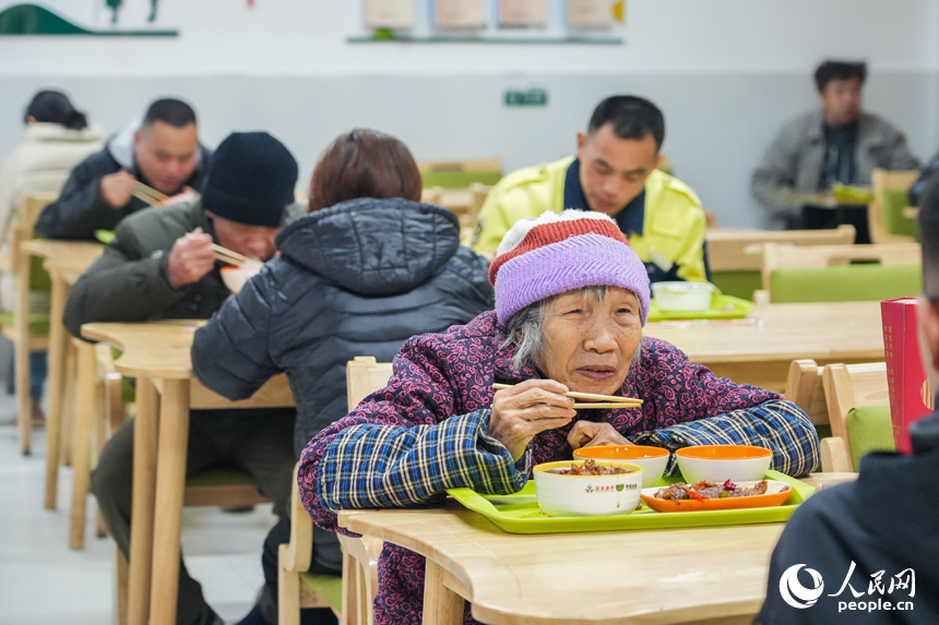 江西省南昌市東湖區光明社區幸福食堂，老年人正在用餐。人民網 孔文進攝