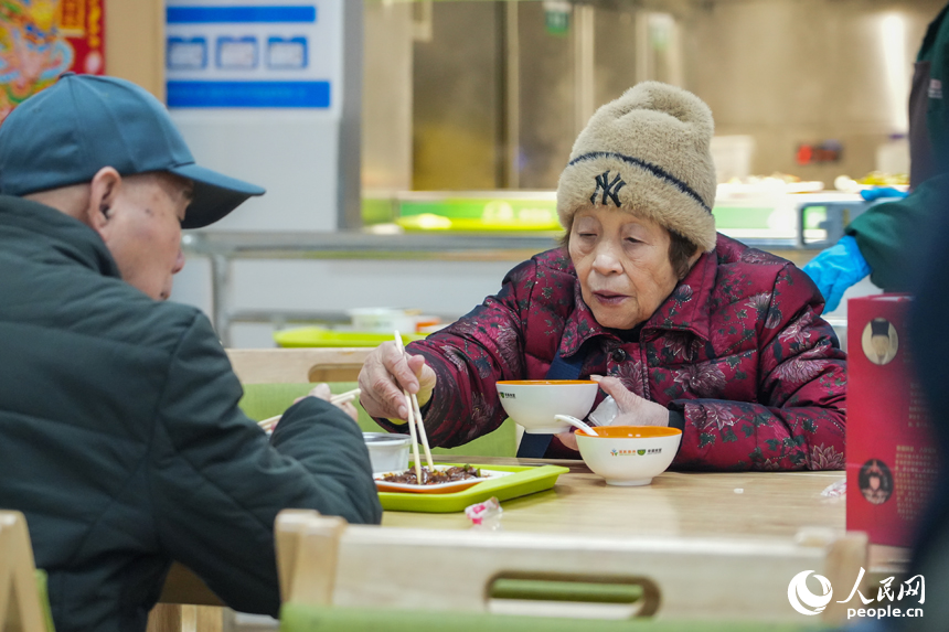 江西省南昌市東湖區光明社區幸福食堂，老年人正在用餐。人民網 孔文進攝