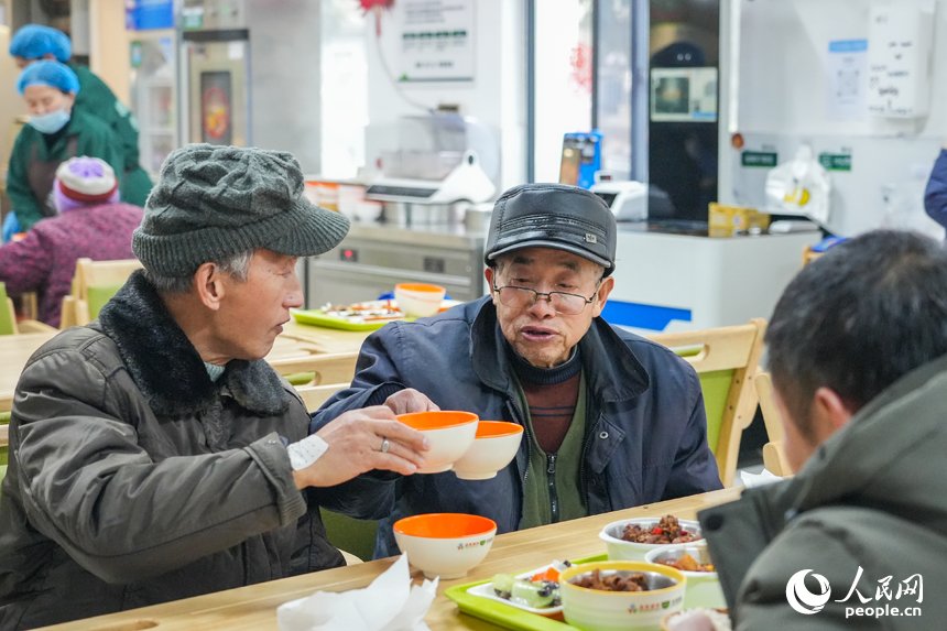 江西省南昌市東湖區光明社區幸福食堂，老年人正在用餐。人民網 孔文進攝