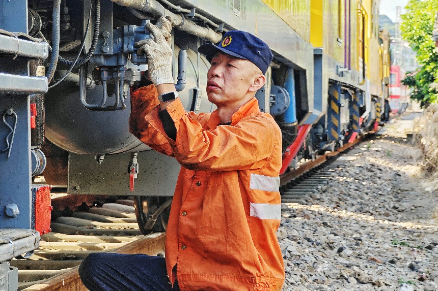 廈門車間檢修工區余德育對接觸網作業車制動系統總風遮斷閥進行檢修。代槐孚攝