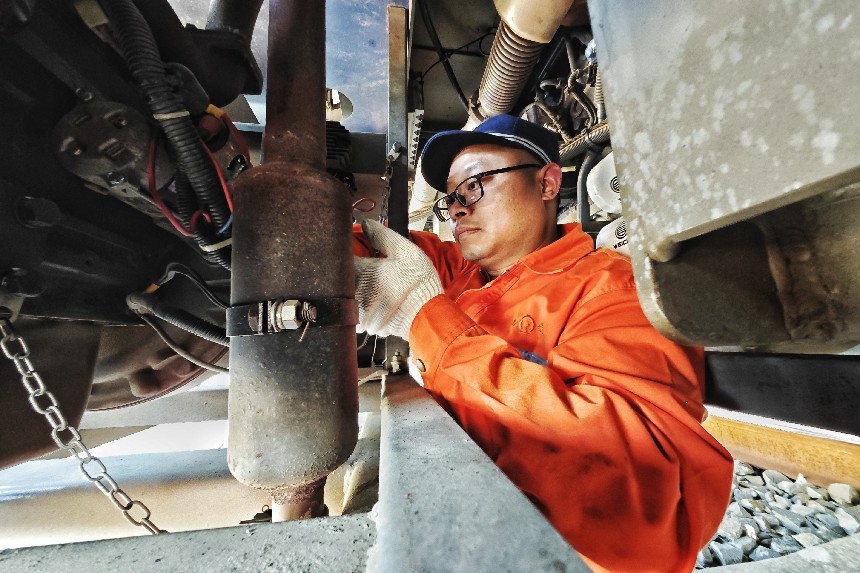 廈門車輛檢修工區龔雄對接觸網作業車發電機進行檢修作業。代槐孚攝