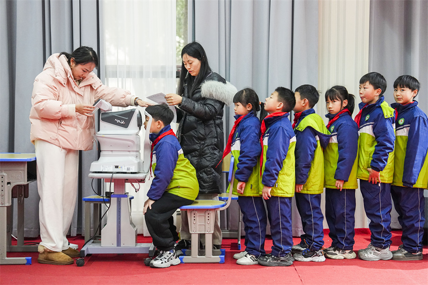 江西省撫州市南豐縣桔都小學，學生們正在進行視力測試。謝東攝