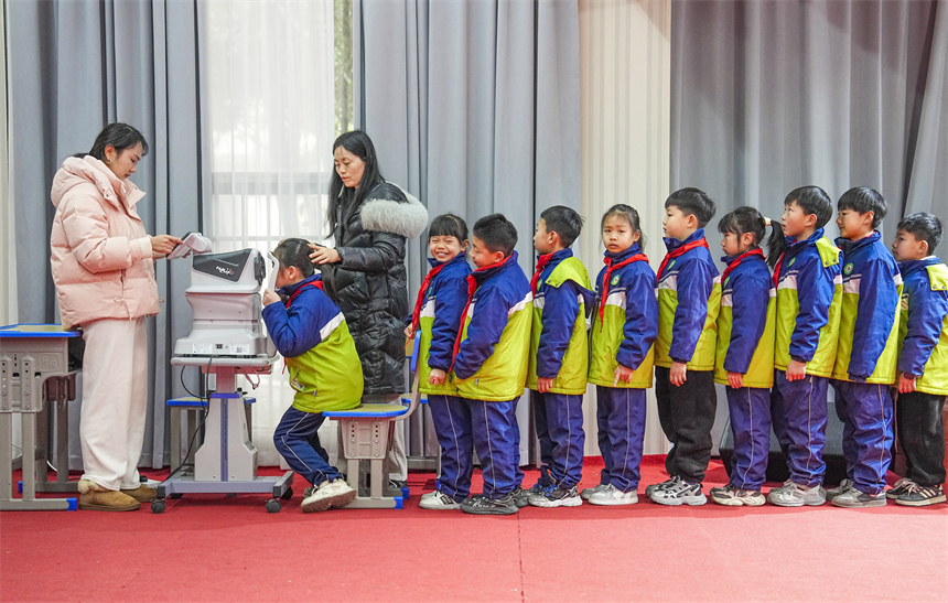 江西省撫州市南豐縣桔都小學，學生們正在進行視力測試。謝東攝