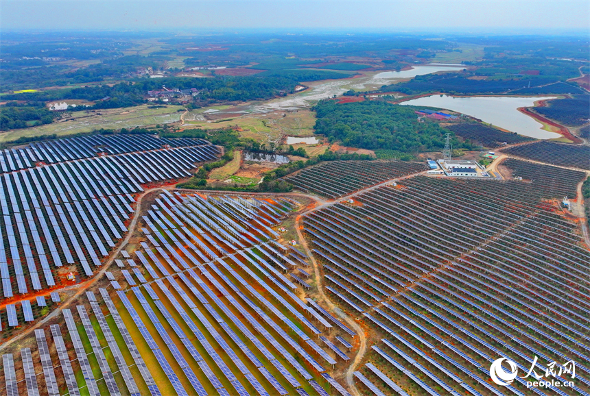 樟樹市劉公廟鎮橫塘村光伏基地，成片的光伏發電板依次排列。人民網 朱海鵬攝