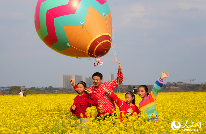 千亩油菜花迎来花季，市民游客在油菜花海中感受春日的绚烂与美好。人民网记者 毛思远摄