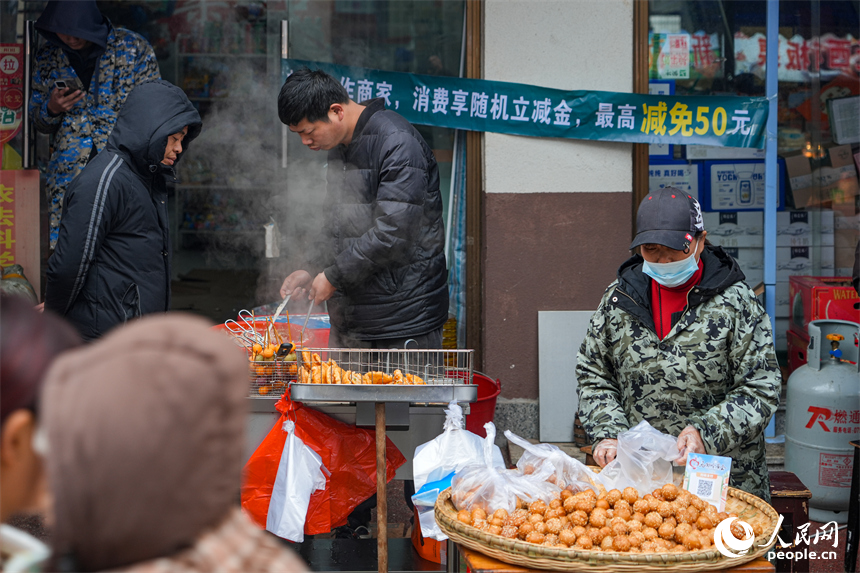 游客购买路边现做现卖的麻圆。 人民网 涂诗轩摄