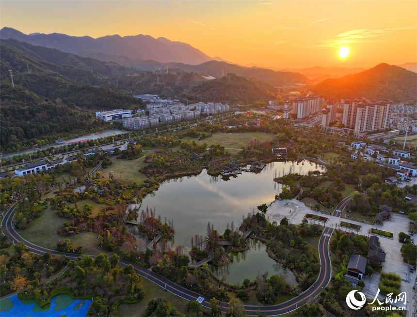 安远县书香公园，绿树、碧水、游步道相映成景，成为市民休闲游玩的好去处。人民网 朱海鹏摄