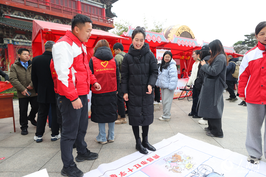 志願者為游客和市民普及急救常識。人民網記者 時雨攝