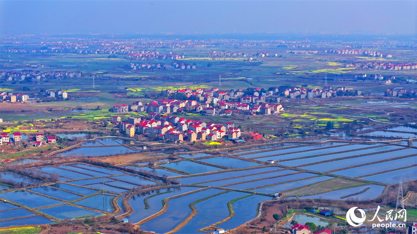 豐城市拖船鎮塘山村，農房、公路、田園、河流相映成景，構成一幅色彩斑斕的早春鄉村畫卷。人民網 朱海鵬攝