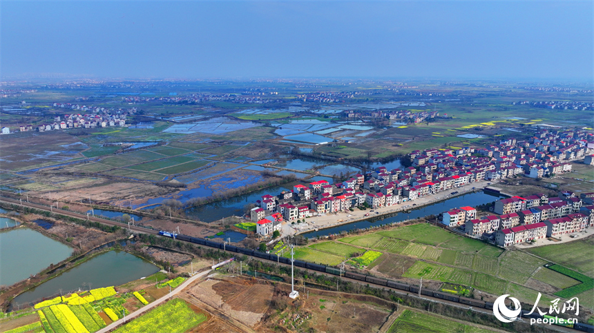 豐城市拖船鎮塘山村，農房、公路、田園、河流相映成景，構成一幅色彩斑斕的早春鄉村畫卷。人民網 朱海鵬攝