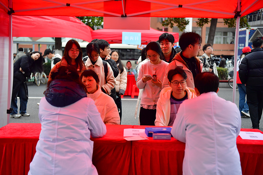 在南昌大學校園內，南昌大學第二附屬醫院的醫生正在為學生義診。人民網記者 時雨攝