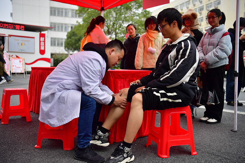 在南昌大學校園內，南昌大學第二附屬醫院的醫生正在為學生義診。人民網記者 時雨攝