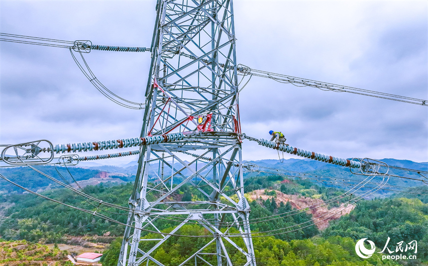 江西送變電運維人員對500千伏贛雷線三跨區段進行走線消缺工作。人民網記者 時雨攝