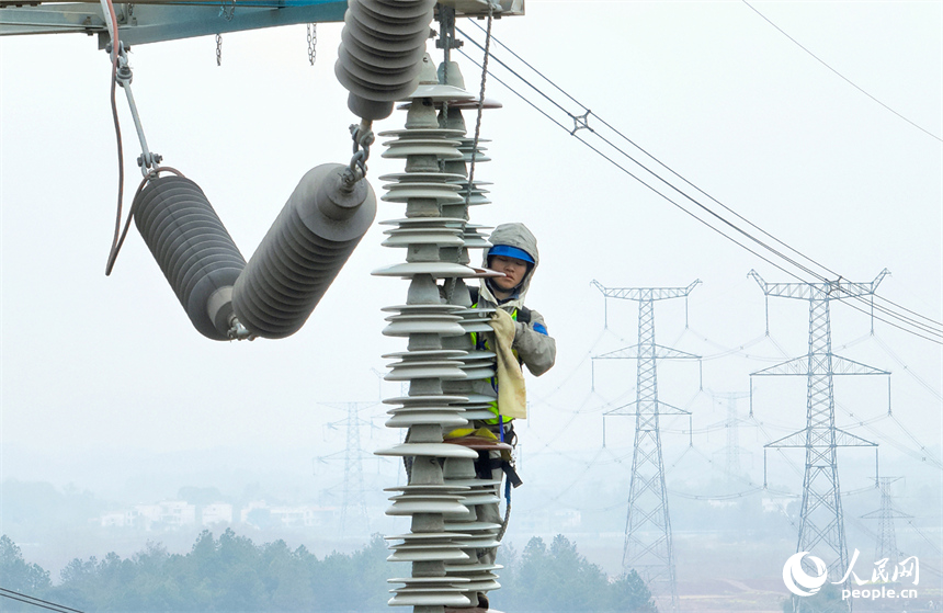 江西送變電運維人員對500千伏贛雷線進行絕緣子清掃工作。人民網記者 時雨攝