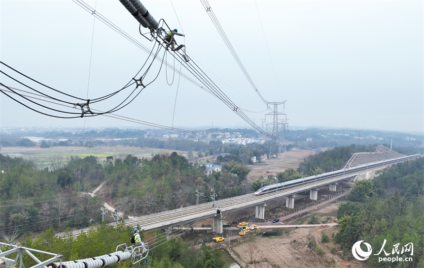 江西送變電運維人員對500千伏贛雷線進行導線壓接管X光探傷作業。人民網記者 時雨攝