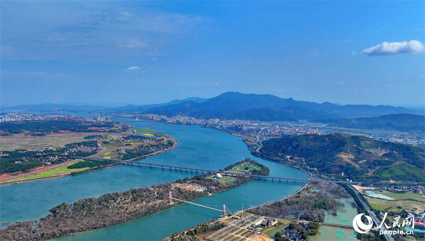 吉安市吉水县文峰镇，赣江沿线绿道蜿蜒，树木林立，呈现出一幅水清岸绿景美景色美的画卷。人民网朱海鹏摄