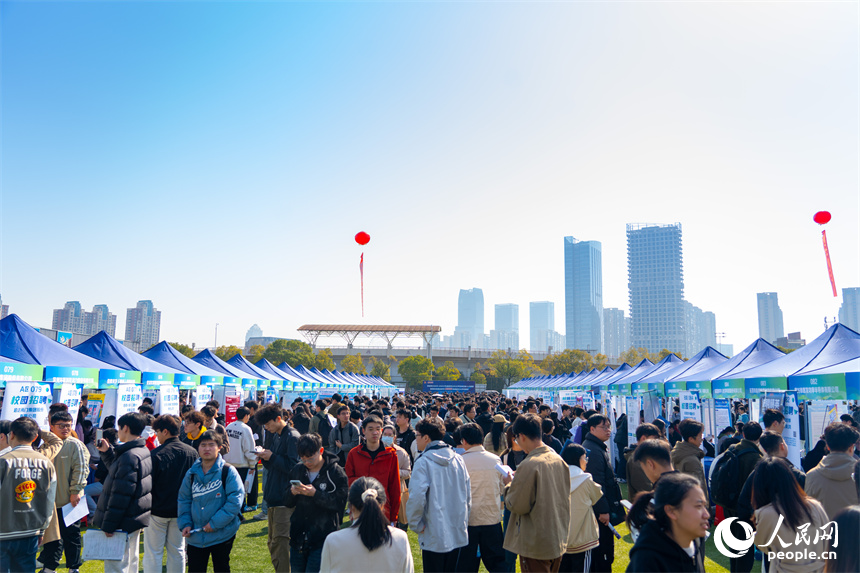 招聘会人头攒动，众多求职者在寻找工作机会。人民网 龙楚良摄