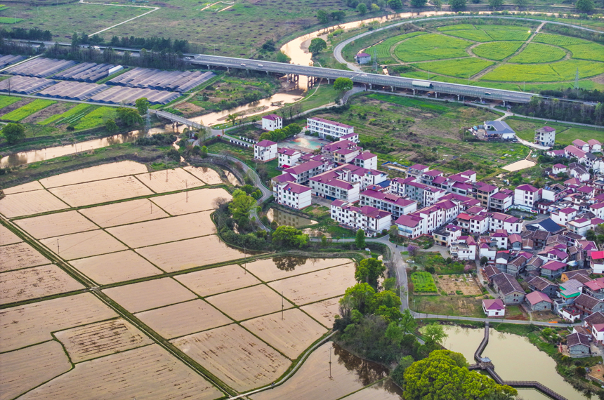 南豐縣萊溪鄉九聯村，錯落有致的民居和道路、田園在春日夕陽的照射下相映成景，美不收勝。謝東攝