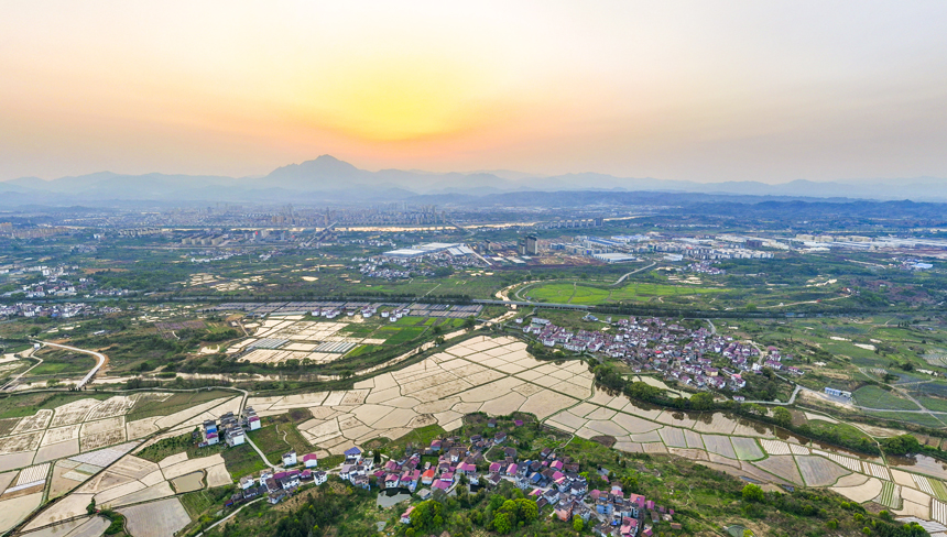 南丰县莱溪乡九联村，错落有致的民居和道路、田园在春日夕阳的照射下相映成景，美不收胜。谢东摄