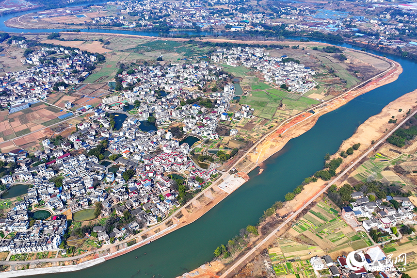贛州市南康區鏡壩鎮老鏡壩村，鱗次櫛比的村居民宅與彎彎河流相映成景，構成一幅河暢水清的和美鄉村畫卷。人民網 朱海鵬攝
